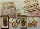 Deutsche Demokratische Republik, Lot von Medaillen und Banknoten Aktivist-, 2 x Pestalozzi-, Neugebauer-Medaille, 10 & 50 Mark, -