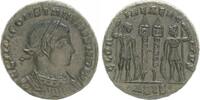 Antike / Römische Kaiserzeit Follis Bronze Constantinus 2 Soldaten, dazwischen 2 Feldzeichen -