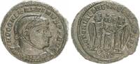 Antike / Römische Kaiserzeit Follis Bronze Constantinus I, 2 Victorien mit Schild über Altar -