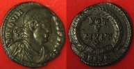Römische Kaiserzeit - Iovianus Mittelbronze AE-Mittelbronze des Iovianus Rv: Kranz: VOT / V / MVLT / X, Abschnitt: BSISC -