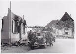 Drittes Reich / Frankreich O.J. 4 Fotos / Wehrmacht / Soldaten auf geschmückten Fahrzeugen 2
