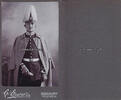 Berlin / Preußen Kabinettfoto eines Soldaten mit Helm, Uniform und Mantel / Garderegiment -