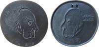 Münchner Medailleure Medaille 1957 Eisen Hauptmann Gerhart (1862-1946), Schriftsteller und Dramatiker, Kopf nach rechts / fünf Zeilen Schrift und...
