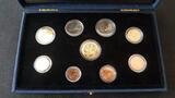 Lettland Kursmünzensatz mit Goldmedaille 2014 Lettisches Trachtenmädchen Medaille 0,333 fein, 1/10 oz, 3,11gr. BU