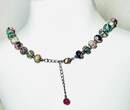 Collier Kette Halskette mit schwarzen Perlen und floralen Motiven getragen und befindet sich in einem guten Zustand