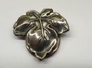   D.R.P. Clip Schalclip florales Dekor Laub L: ca. 3,5 cm getragen, mit ... 13.88 £ Tax included +  5.21 £ shipping