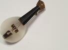 Brosche Nadel Perlmutt L: ca. 5,1 cm Figur Musik Instrument -