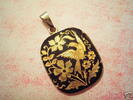 Goldfarbiger Anhänger mit Blumenmotiv und Vogelmotiv -